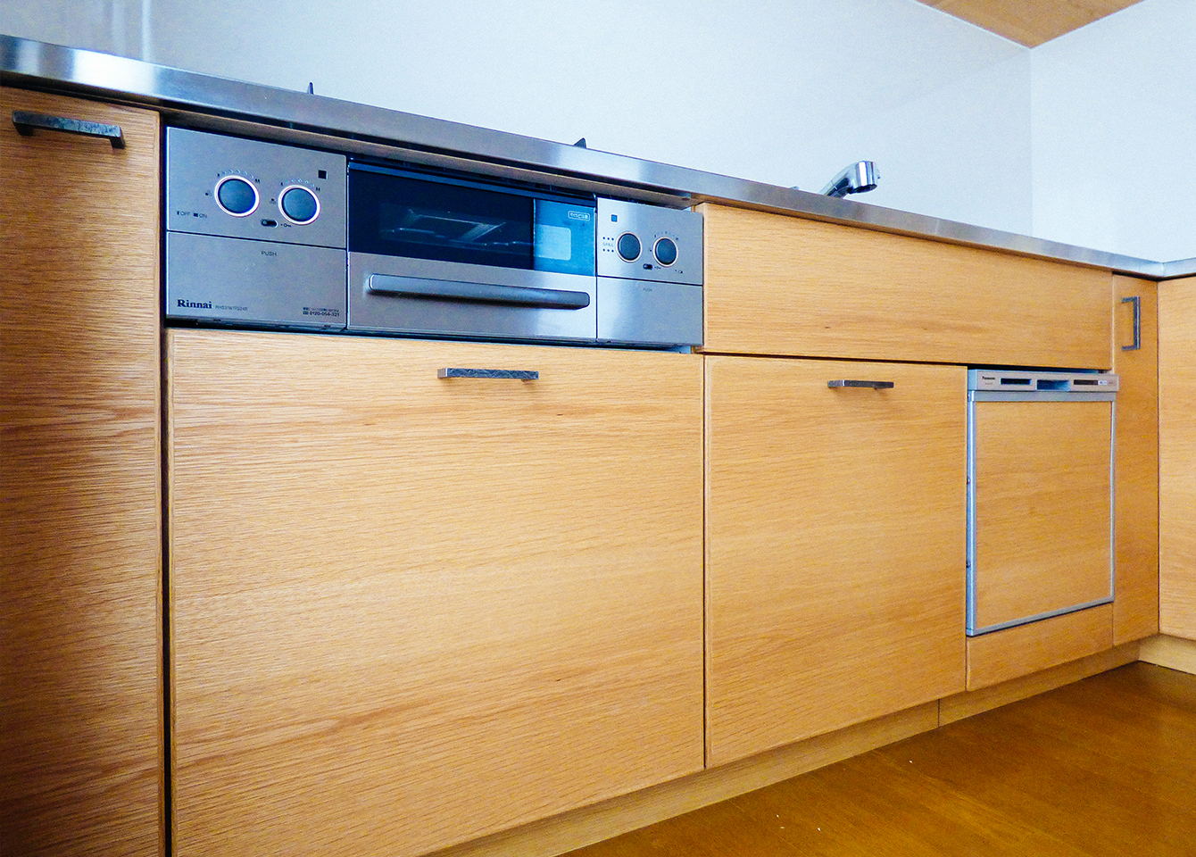 キッチンの顔としてどこから見ても美しくみえるようバランスを考慮し、デザインしている