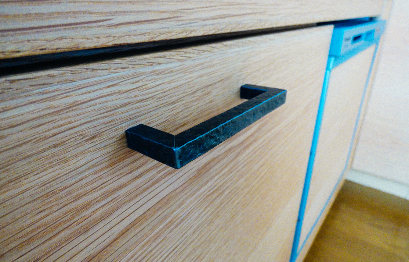 ステンレスをハンマーで叩くことで使い込んだ質感に。