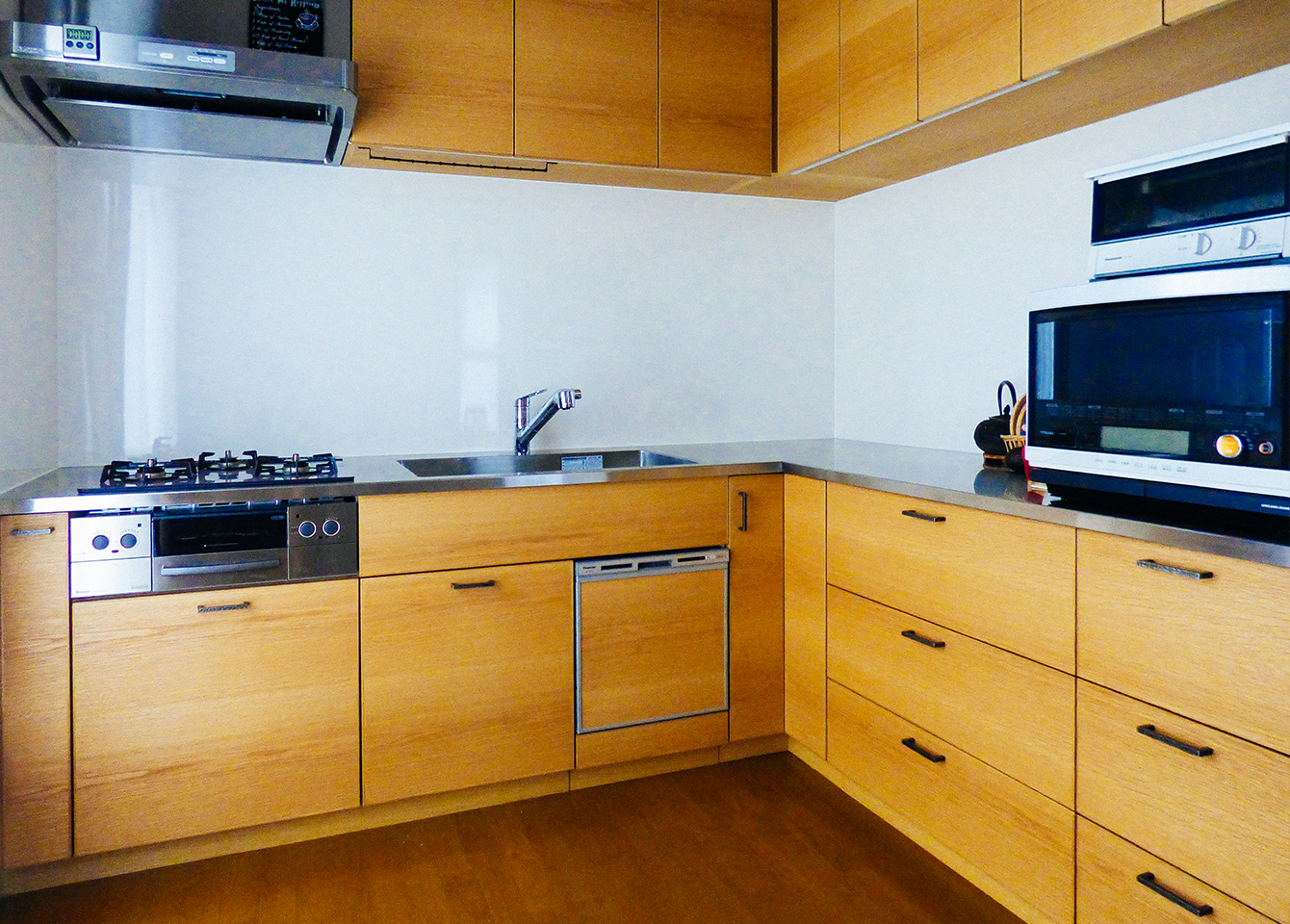 キッチン全体。オイル塗装をしたことで木目が出て味わいのある色味に。