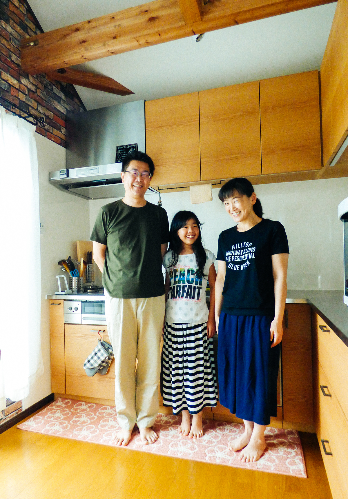 H家一同。新しいキッチンの前で。