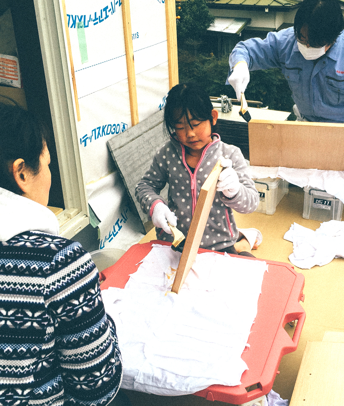 ご家族とスタッフで最後の塗装作業