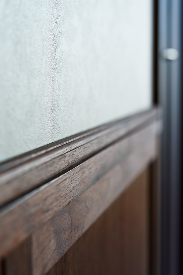 ウォールナットの木目がたつ腰壁