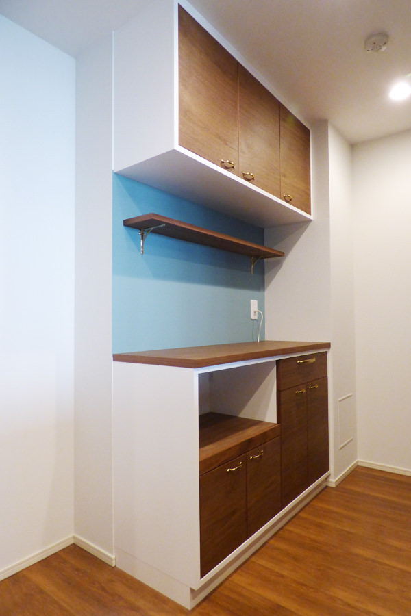 戸棚とは別で一枚板を取り付けたことで、更に収納の幅が広がった