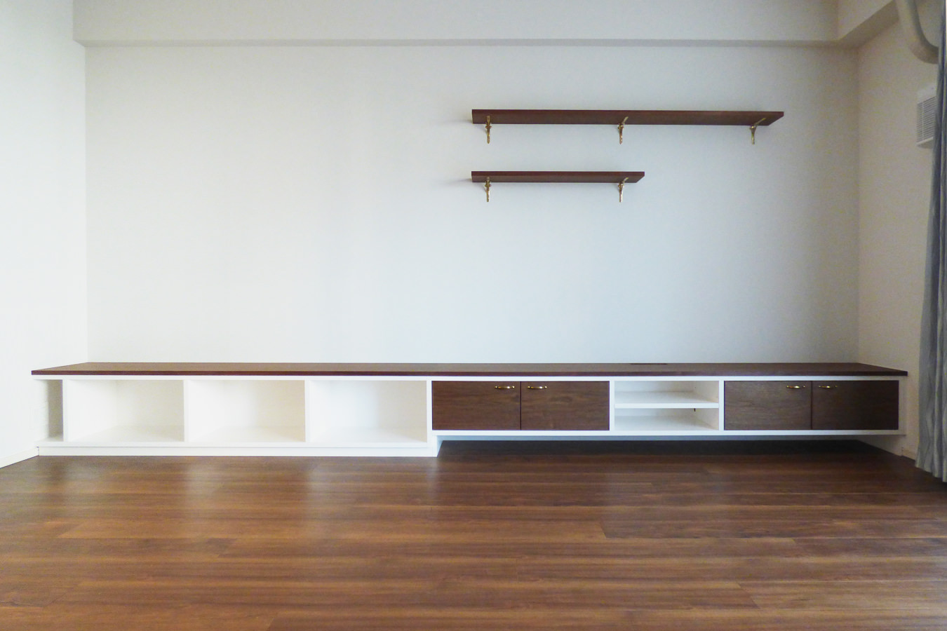 壁いっぱいのサイドボードでも隙間をつくることで、スッキリと見えるようなデザインにした