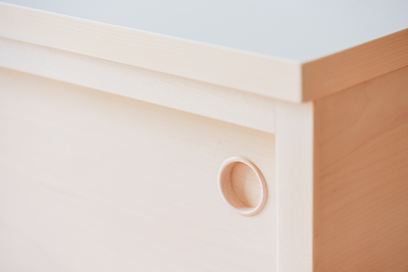 メープル材の柔らかで上品な風合いが、白基調の部屋に調和をもたらしている