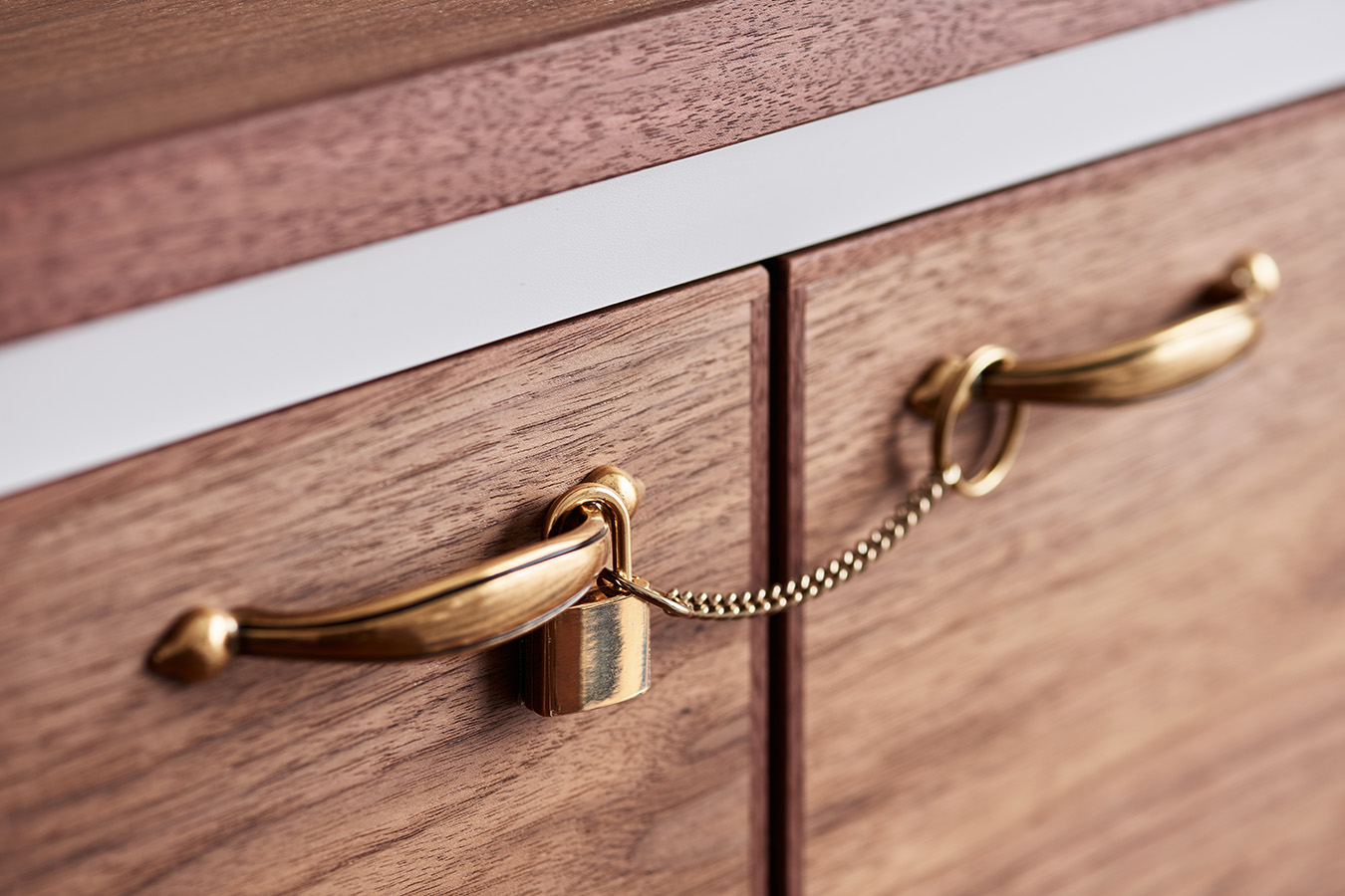 お小様に危険がないようにと扉につけた鍵