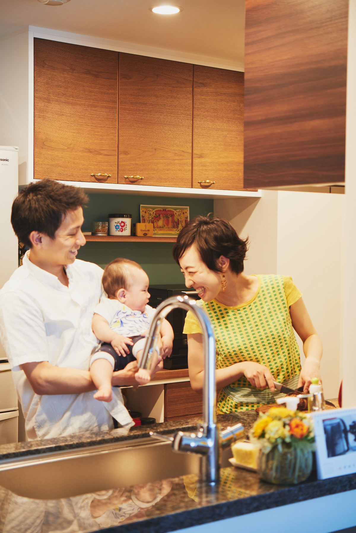 新しいキッチンで団欒するT様ご家族