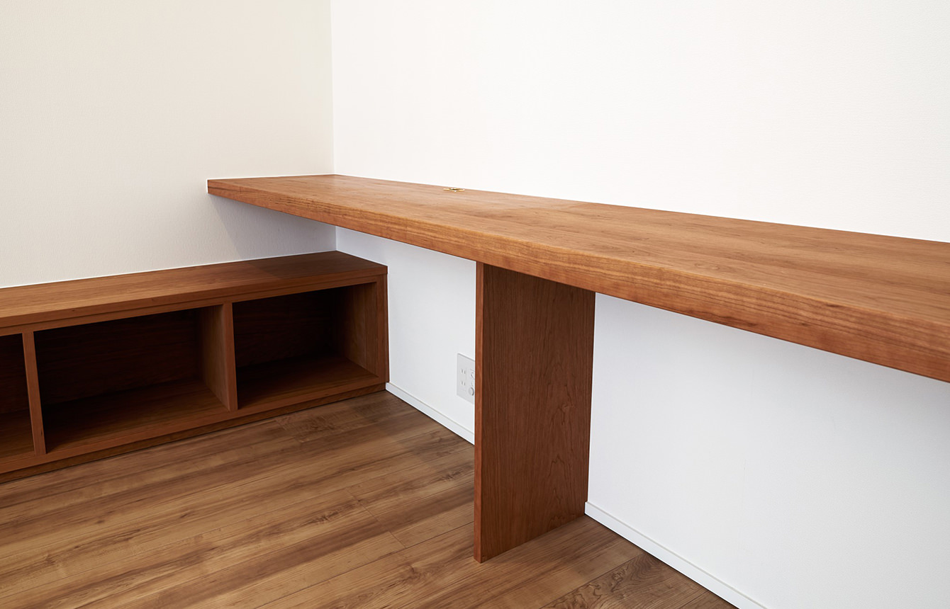 デスクを壁付きにすることで部屋全体がスッキリとした印象に