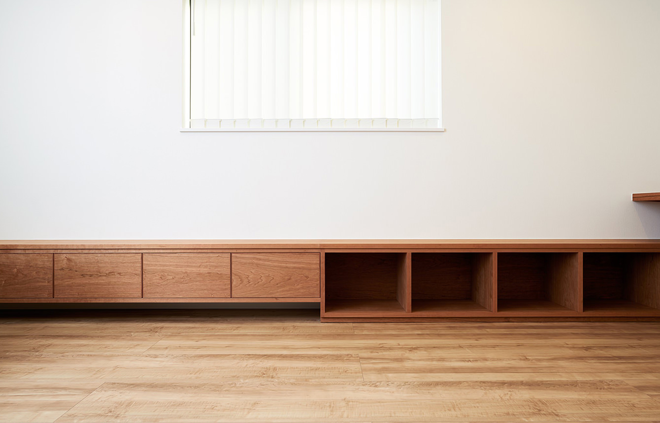 ルンバも収納できる座れるキャビネット。収納したにスキマができることで軽やかな印象になった。