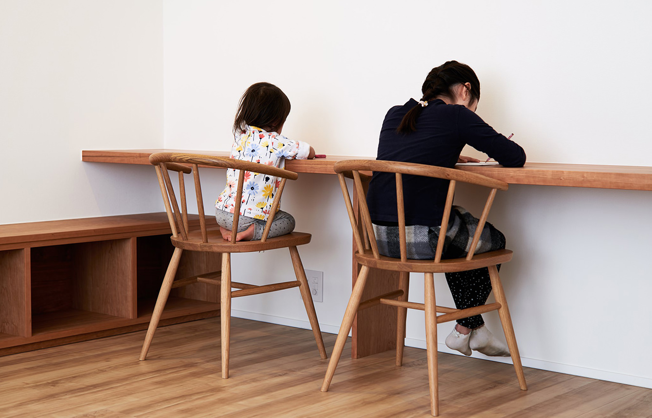 いまは姉妹並んで新しいデスクで勉強してくれているそうです