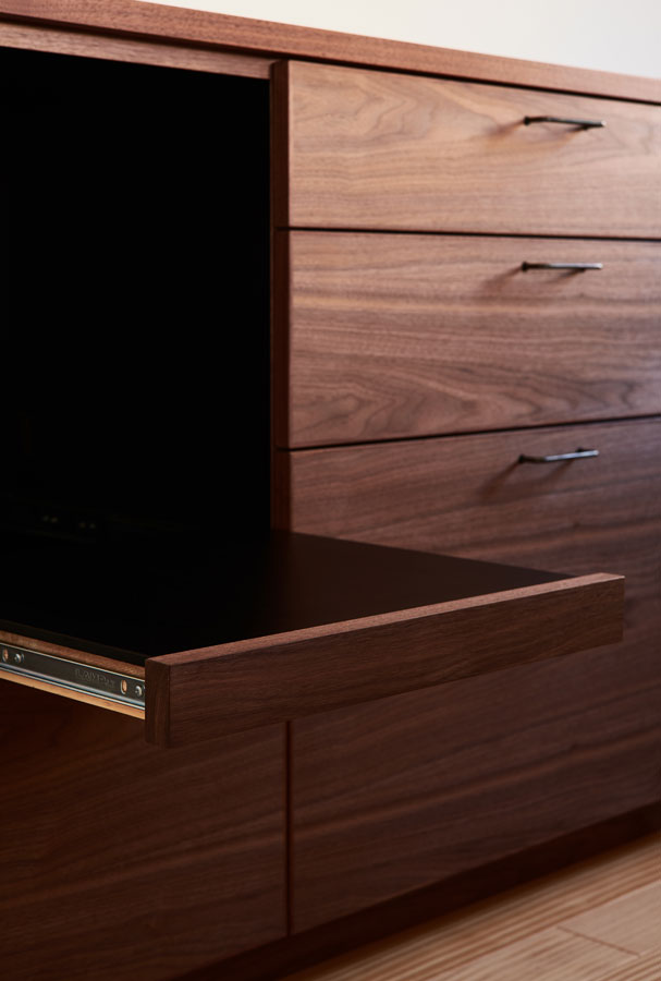 炊飯器を置く引き出しスペース。蒸気がこもらないよう可動式スライドにしている。