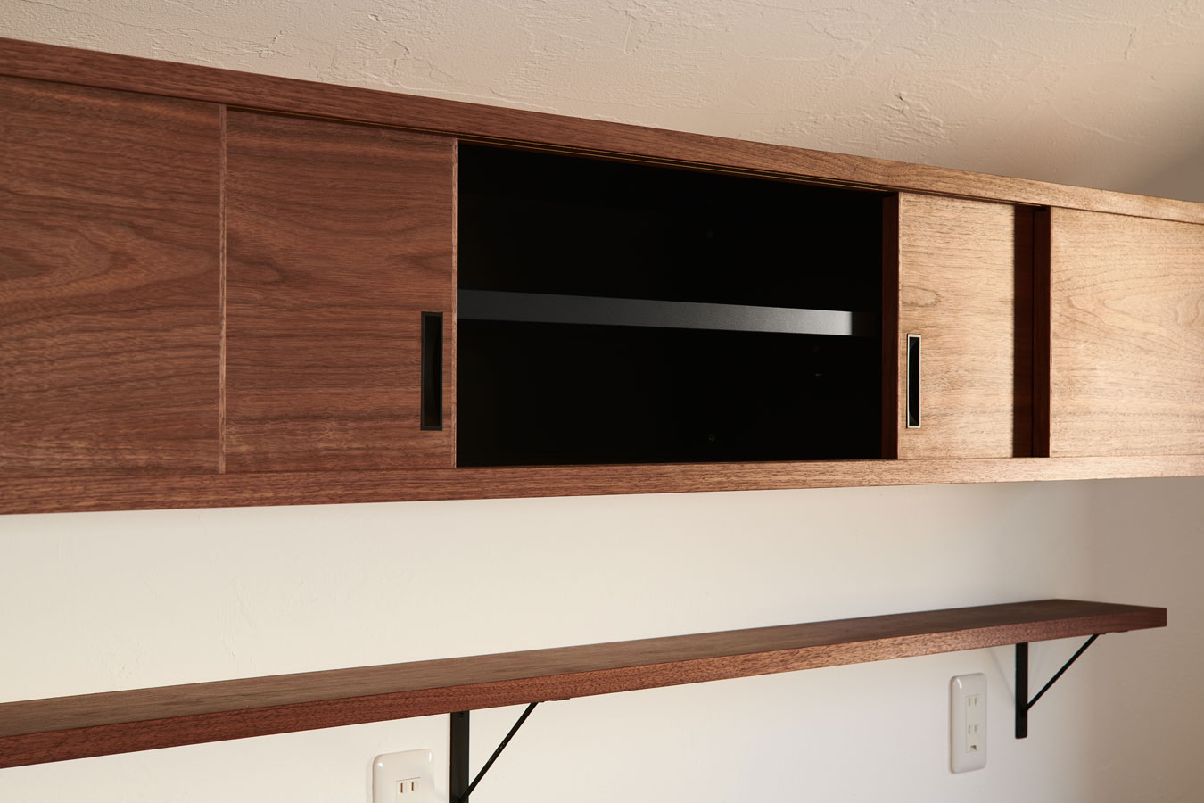 事前に入れたいものを絞って出来上がった収納棚。インテリアとあわせてモダンな雰囲気に。